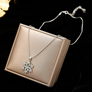 Collier pendentif flocon de neige blanc serti de diamants, bijou cadeau - Product Image 1