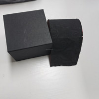 Vente en gros Rouleau gaufré pour salle de bain Papier toilette noir bon marché Rouleau de papier toilette couleur tissu imprimé