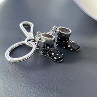 Stok sepatu bot wanita lucu gantungan kunci logam sepatu mini 3D dengan kristal bening hitam enamel Promosi logam suvenir gantungan kunci kartun
