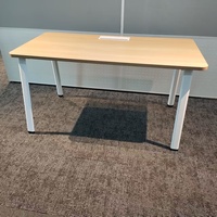 Bureau de travail moderne avec gestion des câbles, plateau en bois, pieds en métal blanc, tiroir de rangement, garantie de 3 ans, pour espace de travail commercial