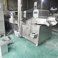 Friteuse à convoyeur automatique pour produits carnés, idéale pour la transformation de poulet frit, boulettes de viande et tempura en usine.