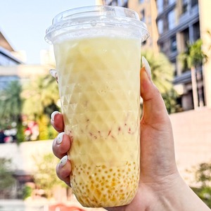 Gobelet jetable grand volume en PET <span class=keywords><strong>de</strong></span> 95 mm, forme diamant, pour boissons froides, avec couvercle dôme et impression <span class=keywords><strong>de</strong></span> logo personnalisé, idéal pour jus, vodka et autres boissons en magasin. - Product Image 3