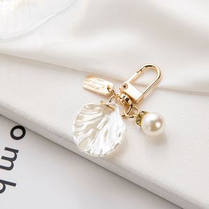Fashion Elegant Heart Shaped <b>Shell</b> Imitation Pearl Keychain Metal Bag Pendant Gold Letter Jewelry Earphone Gift for Women - Product Image 3