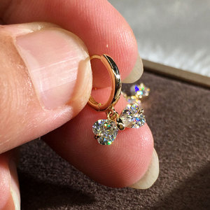 Orecchini a cerchio Kadlook in oro con ciondolo a fiocco in cristallo per donna, da indossare tutti i giorni, stile carino, placcati in oro 18 carati - Product Image 4