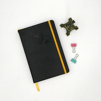 Carnet A5 personnalisé 2026 en cuir végétalien PU, couverture rigide avec fermeture élastique dorée, logo personnalisé en creux noir