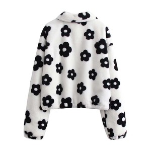 Abrigo de Cuello Alto para Mujer, Tejido de Poliéster Cálido, con Estampado de Ovejas en Blanco y Negro - Product Image 6