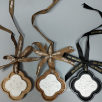Diffuseur d'huiles essentielles sans flamme en bois et gypse, motif trèfle à quatre feuilles avec ruban, pour voiture et armoire