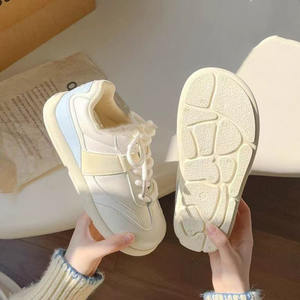 Nouvelles baskets pour femmes automne 2025, style mignon, chaussures blanches polyvalentes coréennes, mode rétro, semelle épaisse, chaussures tendance - Product Image 1