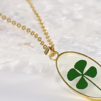 Collier trèfle à quatre feuilles véritable pour femme, personnalisable en usine, avec pendentif porte-bonheur en résine transparente simple