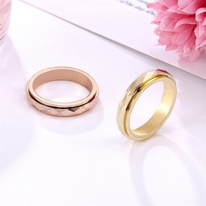 Anillo Giratorio de Acero Inoxidable Chapado en Oro Rosa Pulido con Diseño de Rombo, Resistente al Deslustre - Product Image 2