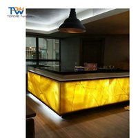 Comptoir de bar de nuit de l'hôtel en marbre onyx translucide avec éclairage LED