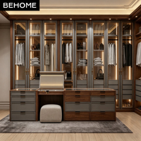 Dressing de style français avec coiffeuse, portes vitrées et éclairage LED pour villa, appartement, hôtel ou projet commercial