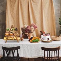 Plateau en bois de luxe - Tour à cupcakes ronde et support à gâteaux multi-niveaux, table de dessert mobile pour mariage et pique-nique avec planche à découper