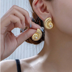 ต่างหูแบบติดหู ทรงเปลือกหอย ชุบทอง 18k สแตนเลสสตีล เครื่องประดับผู้หญิง ดีไซน์เรขาคณิต เครื่องประดับแฟชั่น - Product Image 3