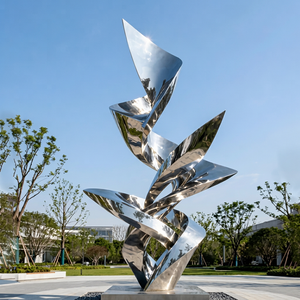 Escultura de Acero Inoxidable con Cinta Abstracta Retorcida, Acabado Espejo, Decoración de Arte Moderno para Vestíbulo de Hotel o Plaza - Product Image 1