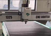 Routeur CNC 1325 pour le bois, moteur simple, système PLC Syntec, machine de gravure et de traitement pour panneaux de porte en MDF, PP, PVC et meubles