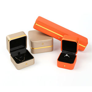 Kulit kustom logo pribadi mewah cincin berlian kemasan kotak perhiasan plastik untuk cincin pernikahan - Product Image 2