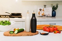 Bouteille Distributrice d'Huile d'Olive en Céramique au Design Moderne et Luxueux, Ensemble de Carafes en Grès avec Bec Verseur et Plat, 400 Ounces, pour Boissons et Utilisation en Cuisine