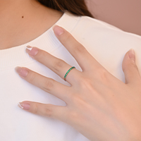 Proveedor de Hong Kong, Anillo de Joyería al por Mayor de Estilo Simple, Anillo Apilable de Oro Blanco Sólido de 18K con Esmeralda Natural