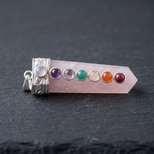 Pendentif Chakra en Quartz Rose, Sept Pierres Précieuses Incrustées, Forme Crayon, Pierre de Guérison Reiki, Bijou Artisanal Écologique Sculpté - Product Image 3
