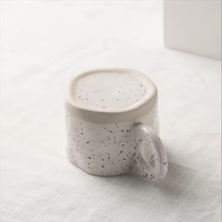 Tasse à café en céramique de style coréen moderne de forme irrégulière, motif éclaboussures d'encre, grande poignée à anneau arrondi, passe au lave-vaisselle et au micro-ondes