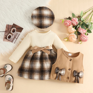 Ensemble de trois pièces pour bébé <span class=keywords><strong>fille</strong></span> de 0 à 3 <span class=keywords><strong>ans</strong></span> : cardigan sans manches en polyester/coton + robe décontractée à manches longues imprimée + chapeau - Product Image 4