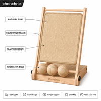 Griffoir pour chat en sisal, planche inclinée en bois avec balles interactives, design pliable, protection contre les griffures pour chats d'intérieur