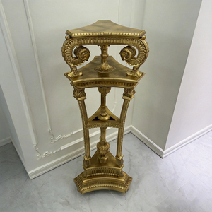 Socle de présentation d'art de galerie et de fleurs, sculptural, doré, triangulaire, sur trépied, de style Empire néoclassique, avec motif tête de bélier, type torcherère gueridon - Product Image 1