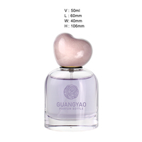 Flacon de parfum en verre transparent rond de 50 ml avec logo imprimé à l'écran et bouchon en forme de cœur, boîte cadeau en satin