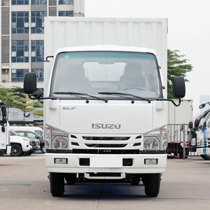 Camionnette isotherme Isuzu ELF 4x2 blanche avec roues arrière doubles et bandes réfléchissantes pour la livraison de colis e-commerce - Product Image 3