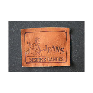 ป้ายโลโก้หนังชุบโครเมียมหรูหราได้รับการรับรองจาก Oekotex สำหรับแบรนด์แฟชั่นผ้าพิมพ์ลายนูนด้วยความร้อนออกแบบได้ตามต้องการ - Product Image 1