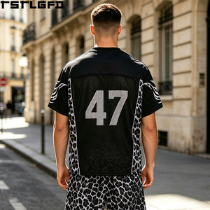 Ensemble deux pièces sportif OEM/ODM imprimé léopard en jersey, col en V, respirant, avec empiècements en maille, t-shirt et short, vente en gros - Product Image 5