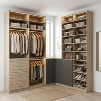 Système d'organisation de dressing sur mesure autoportant pour chambre d'appartement avec solution de rangement élégante, moderne et luxueuse