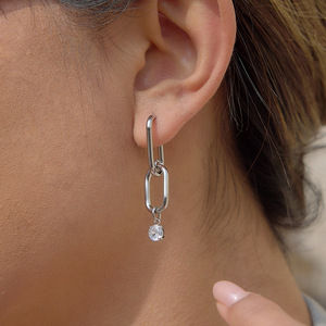 Pendientes colgantes geométricos de acero inoxidable con circonita y engaste de garra para uso diario - Product Image 3