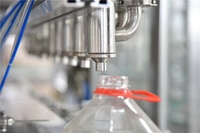 Machine de remplissage de liquide de bouteille en verre de type linéaire entièrement automatique pour boisson de jus lait vin de raisin vin rouge liqueur yaourt