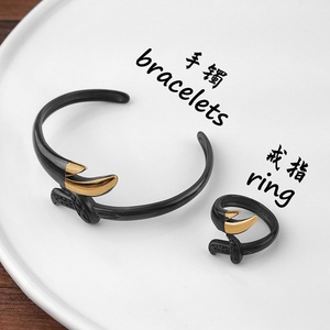 แฟชั่นสตรีทเครื่องประดับประจำวันกำไลข้อมือกริชสแตนเลสสีดำชุบปืนชุบเงินลายทหารสำหรับผู้ชายผู้หญิง - Product Image 5