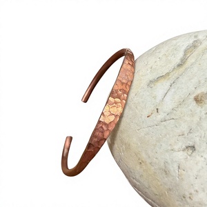 กำไลข้อมือทองแดงทำมือจาก Metal Line Exports ดีไซน์ลายดอกไม้แบบตอกลาย  เครื่องประดับแฟชั่นหรูหราสำหรับของขวัญส่งเสริมการขาย - Product Image 1