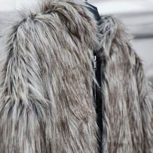 Chaqueta Corta con Capucha de Piel Sintética Gruesa de Doble Capa de Alta Calidad, con Cierre, Estilo Cargo, con Remaches Metálicos Negros - Product Image 4