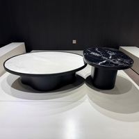 Ensemble de tables basses élégantes et discrètes, en stratifié Midnight, avec un espace de conversation horizontal proportionnel et soigné à niveaux superposés