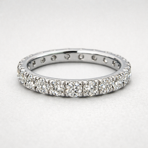 Anillo de Platino con Diamantes de Diseño para Mujer, con un Look Moderno y Elegante, Joyería Fina para la Colección Nupcial, Celebración de Aniversario - Product Image 1