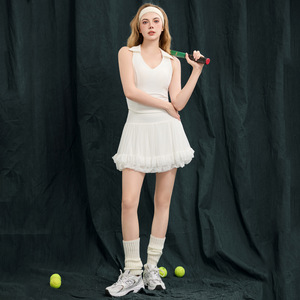 Ensemble de vêtements de sport pour femmes SUHE WST-001, haut sans manches en tissu tricoté, jupe plissée en maille, soutien-gorge intégré, séchage rapide - Product Image 1