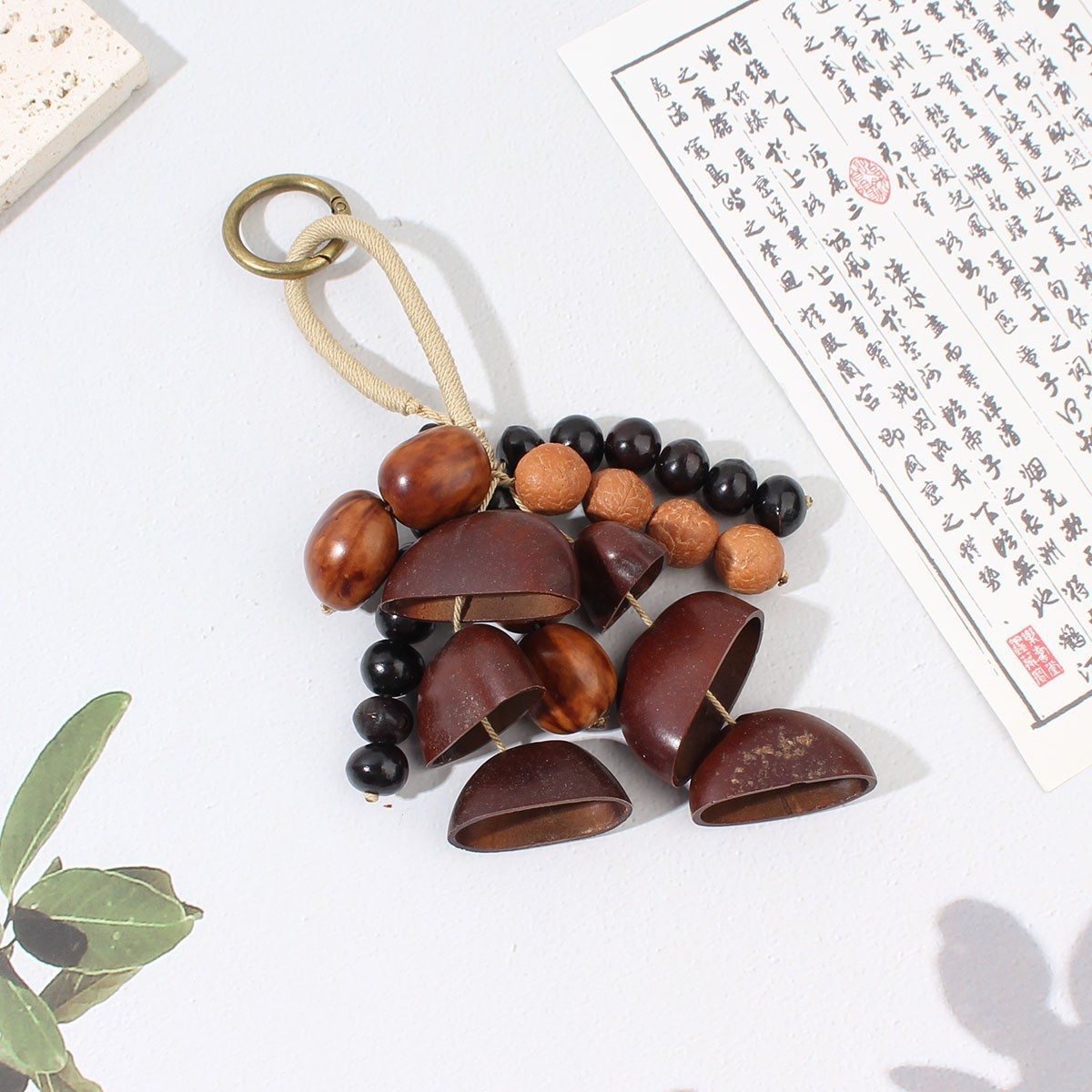 Le vent chante (sac de coquille de fruit accrochant des ornements)