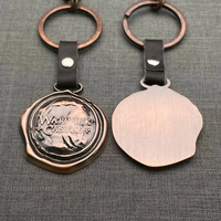 Porte-clés antique en cuivre avec sceau de cire, breloque arc et flèche, sangle en cuir et détails gaufrés pour souvenirs médiévaux et cadeaux à thème