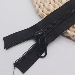 En stock et expédition rapide <span class=keywords><strong>YKK</strong></span> # 10 curseurs non verrouillables dédiés aux rouleaux de fermetures <span class=keywords><strong>éclair</strong></span> en nylon <span class=keywords><strong>YKK</strong></span>, disponibles en noir et argent. - Product Image 4