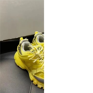 Sneakers en maille transparente jaune néon tendance, chaussures streetwear à semelle épaisse jaune pour hommes et femmes - Product Image 1