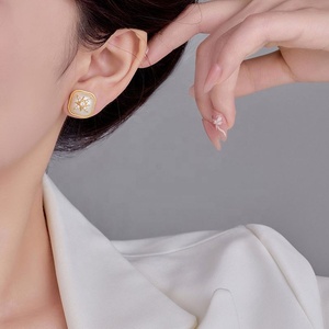 Pendientes de Mujer Estilo Retro Francés, Nuevos, de Alta Gama, Lujo, Estrella Octogonal, Imitación de Perla, Geometría Exquisita, Oro y Cobre, Regalo - Product Image 6