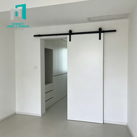 Porte coulissante rustique en chêne massif pour chambre de ferme, avec kit complet de quincaillerie de rail coulissant en acier au carbone noir