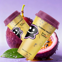 Versgeperste passievruchtensap drank in een beker, natuurlijke vruchtenpulp drank voor dagelijkse verfrissing