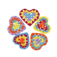 En stock – Patch cœur au crochet tricoté à la main de 9 cm, motif cœur ajouré color block, pour dessous de verre, robe d'enfant, vêtements de poupée, projet artisanal
