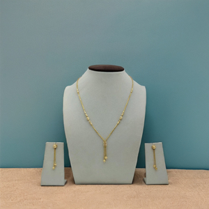 Ensemble élégant de collier et de boucles d'oreilles en or avec des détails fins et un design délicat pour les femmes amoureuses de bijoux - Product Image 4